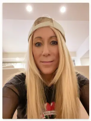 Lori Greiner without makeup, in a candid shot